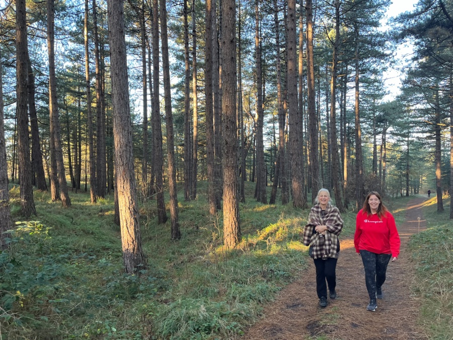 sporters in de duinen